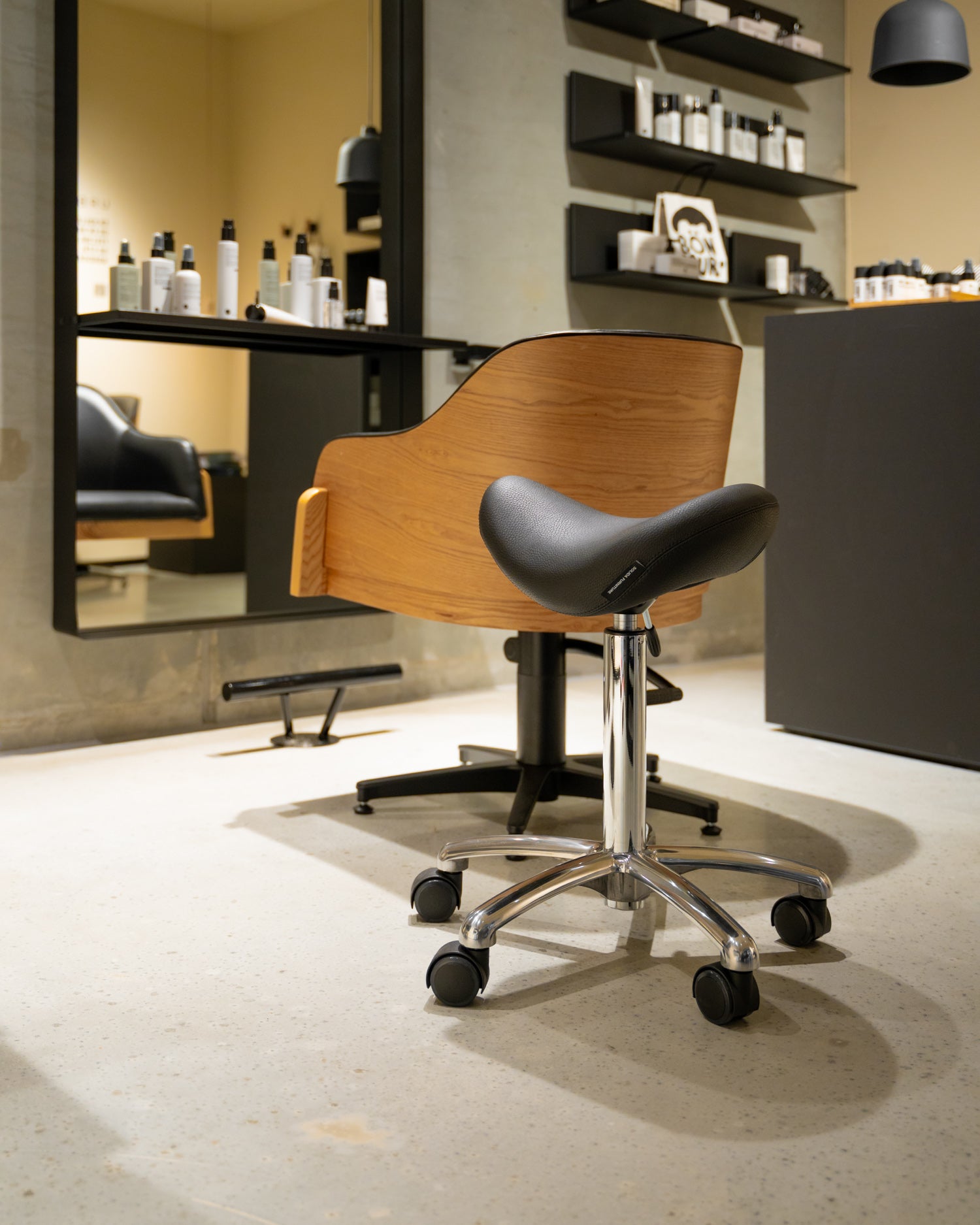 Stella - saddle stool in aluminium with black upholstery